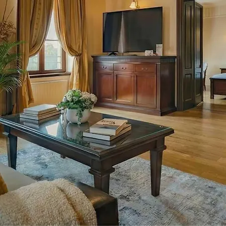 Luxury Mocioni Square With Scenic Views Apartamento *