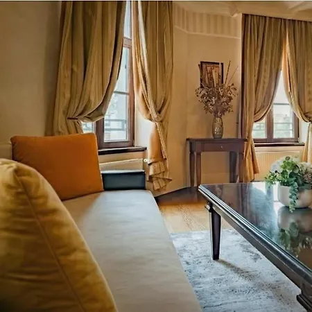Luxury Mocioni Square With Scenic Views Apartamento