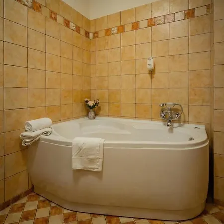 Apartment Luxury Mocioni Square With Scenic Views *