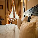 דירה Luxury Mocioni Square With Scenic Views