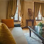 Luxury Mocioni Square With Scenic Views דירה